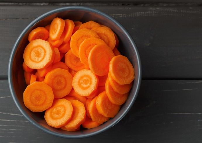 horse eat carrot